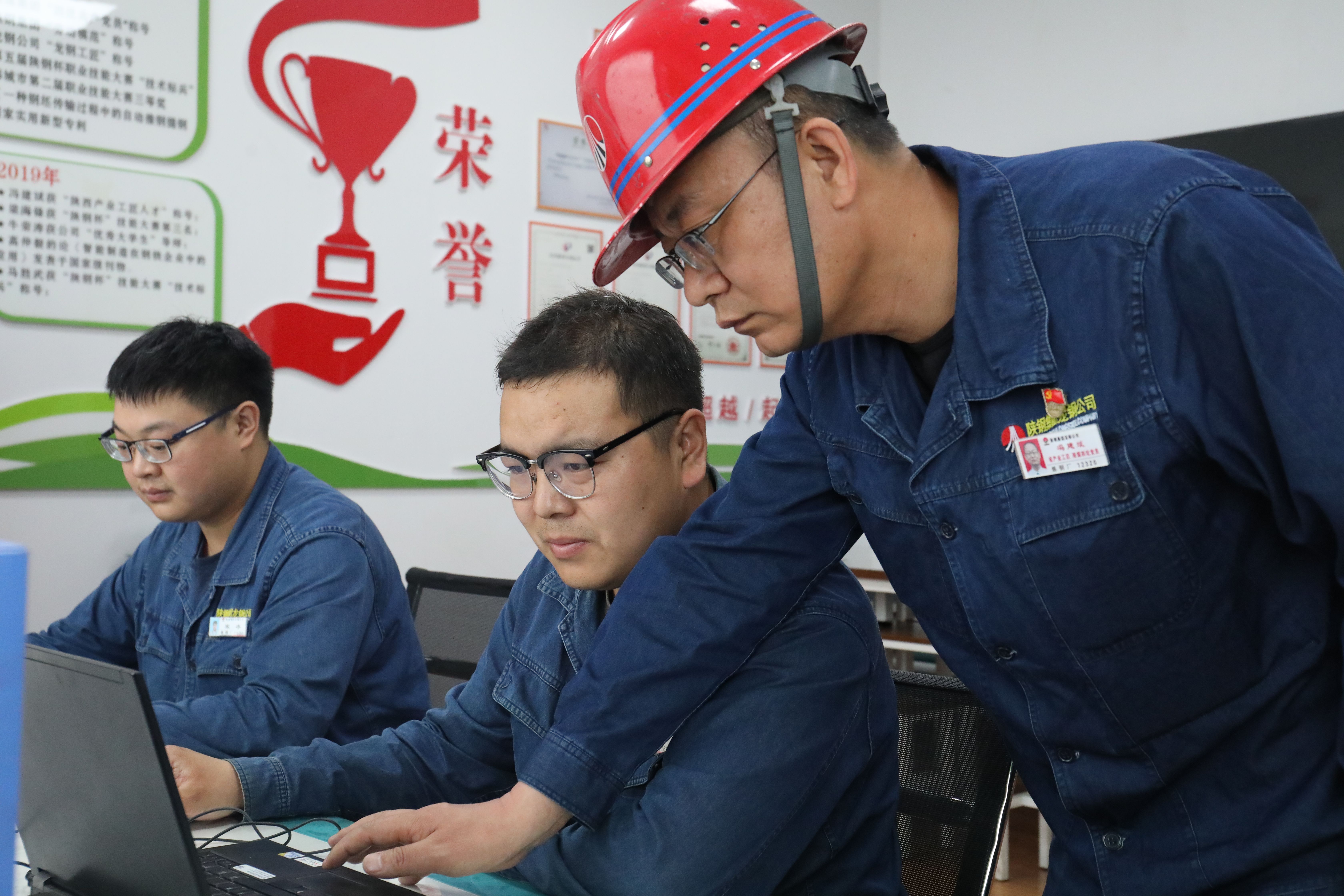 雙師帶徒匠心永續 薪火相傳筑夢鋼城 雙師帶徒匠心永續 薪火相傳筑夢鋼城