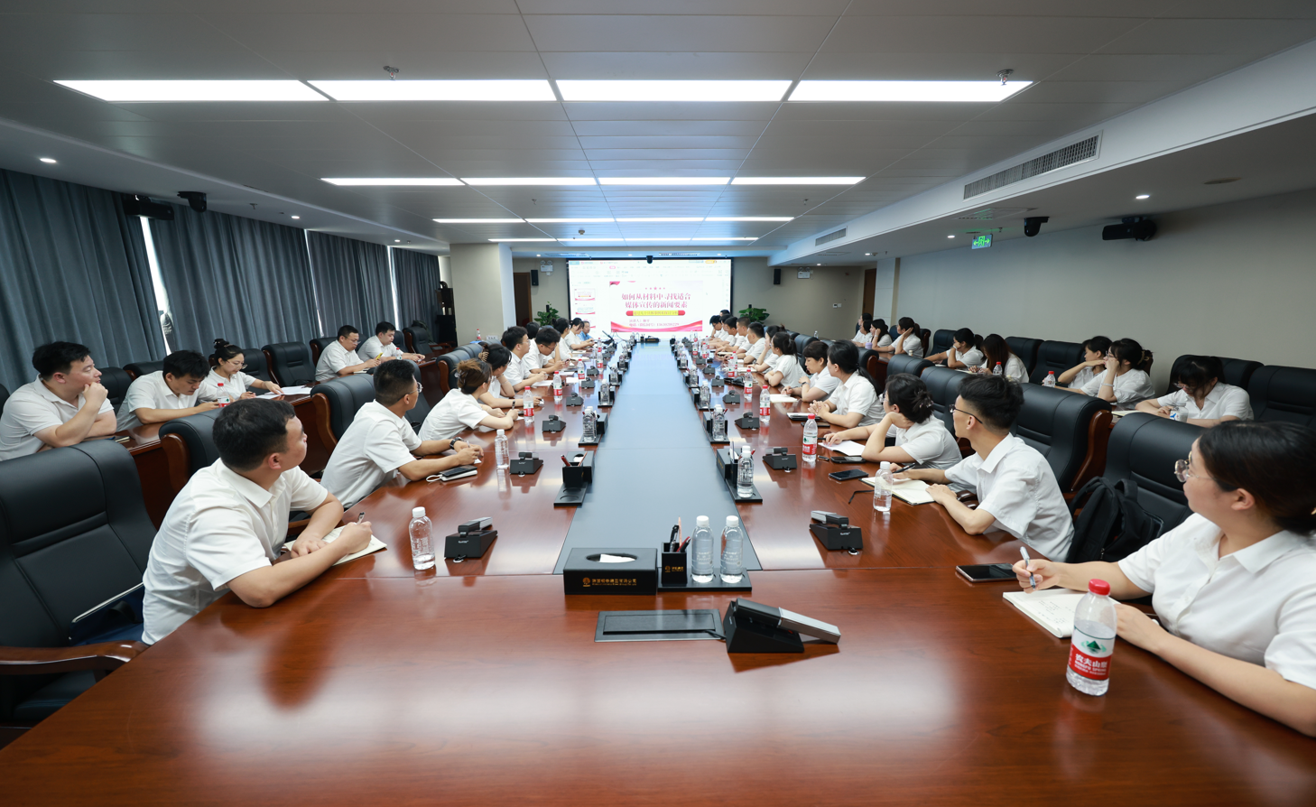 看!通訊員“特種兵”齊上陣 看!通訊員“特種兵”齊上陣