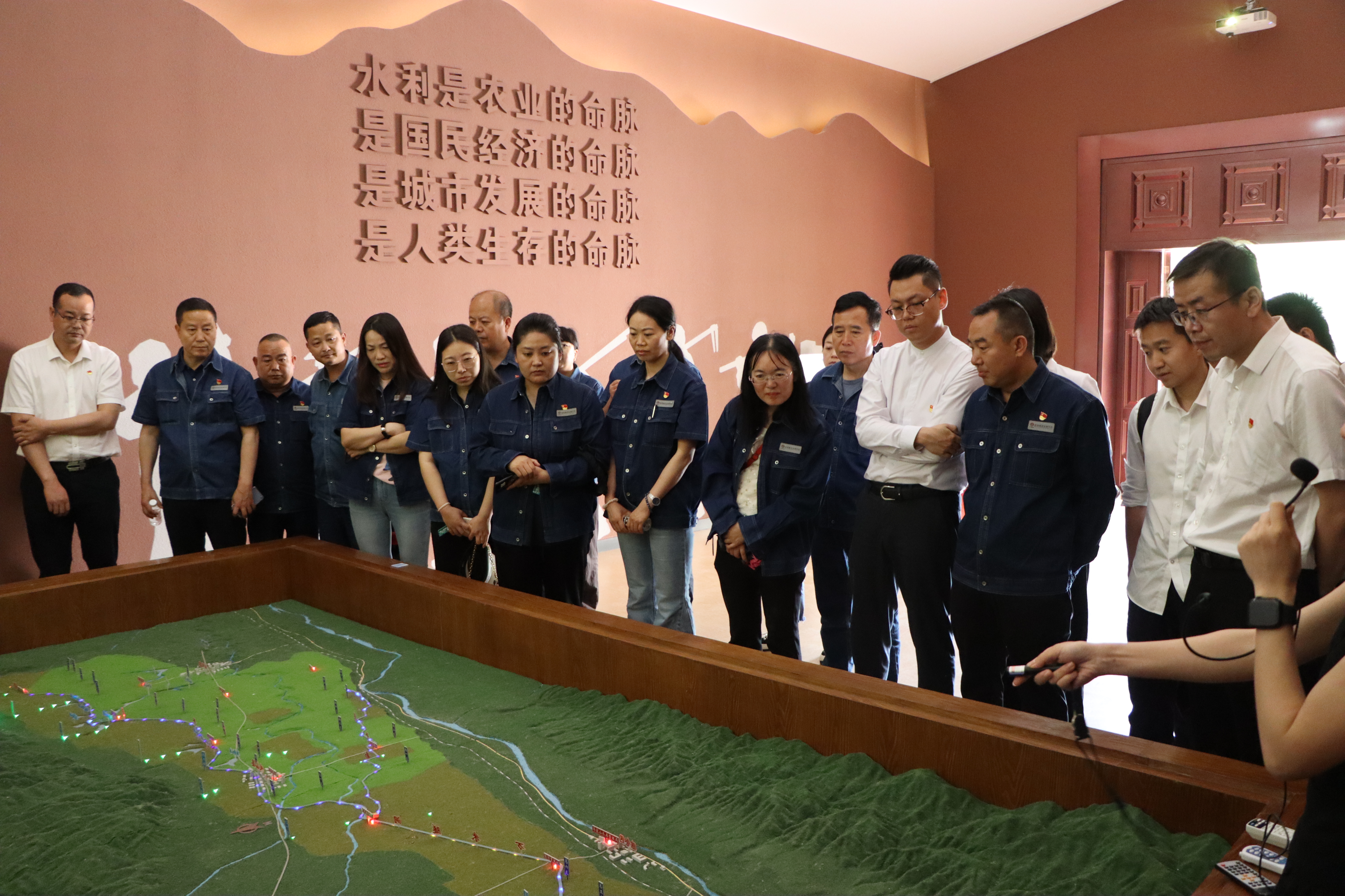 發(fā)揚(yáng)艱苦奮斗精神 勇當(dāng)干事創(chuàng)業(yè)先鋒 發(fā)揚(yáng)艱苦奮斗精神 勇當(dāng)干事創(chuàng)業(yè)先鋒