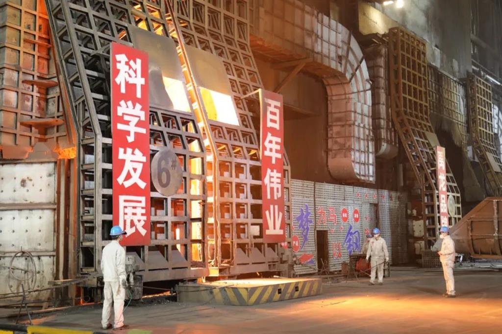 龍鋼公司6#轉(zhuǎn)爐榮獲全國(guó)重點(diǎn)大型鋼鐵生產(chǎn)設(shè)備節(jié)能降耗“優(yōu)勝爐”稱號(hào) 龍鋼公司6#轉(zhuǎn)爐榮獲全國(guó)重點(diǎn)大型鋼鐵生產(chǎn)設(shè)備節(jié)能降耗“優(yōu)勝爐”稱號(hào)