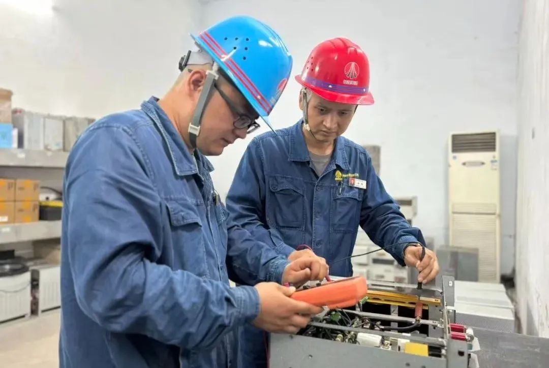 刀刃向內(nèi)轉(zhuǎn)作風(fēng) 真抓實(shí)干破難題 刀刃向內(nèi)轉(zhuǎn)作風(fēng) 真抓實(shí)干破難題