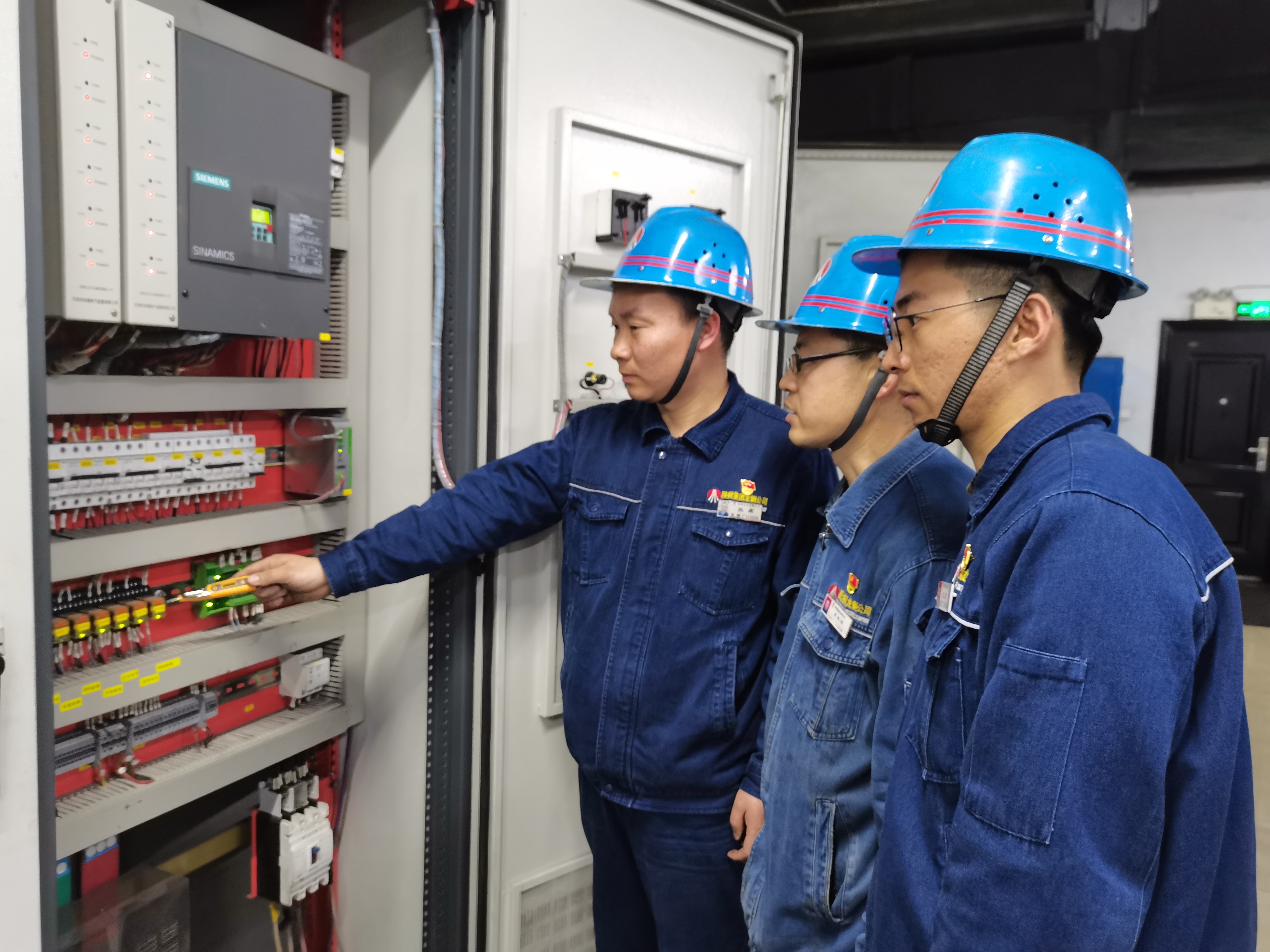 打造“紅色引擎” 鍛造過硬支部——陜鋼集團龍鋼公司軋鋼廠軋二黨支部標準化規范化建設成果 打造“紅色引擎” 鍛造過硬支部——陜鋼集團龍鋼公司軋鋼廠軋二黨支部標準化規范化建設成果